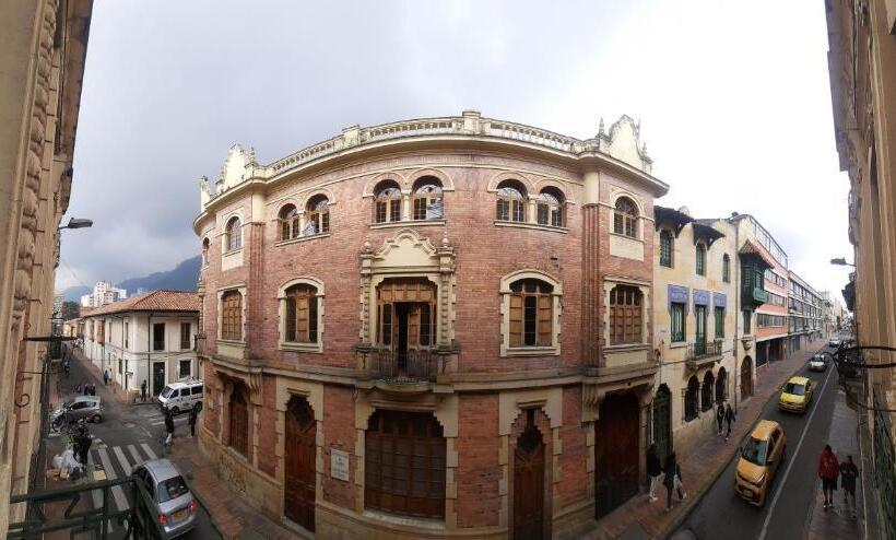 هاستل Hostal R10