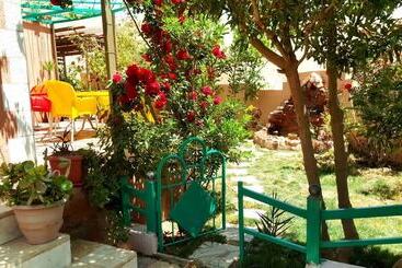 پانسیون Bedouin Garden House