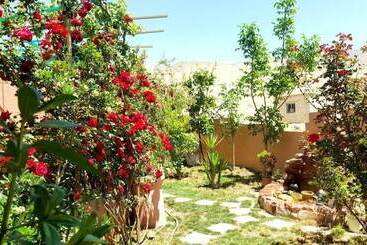 پانسیون Bedouin Garden House