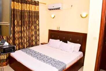 هتل Hôtel Kin Comfort