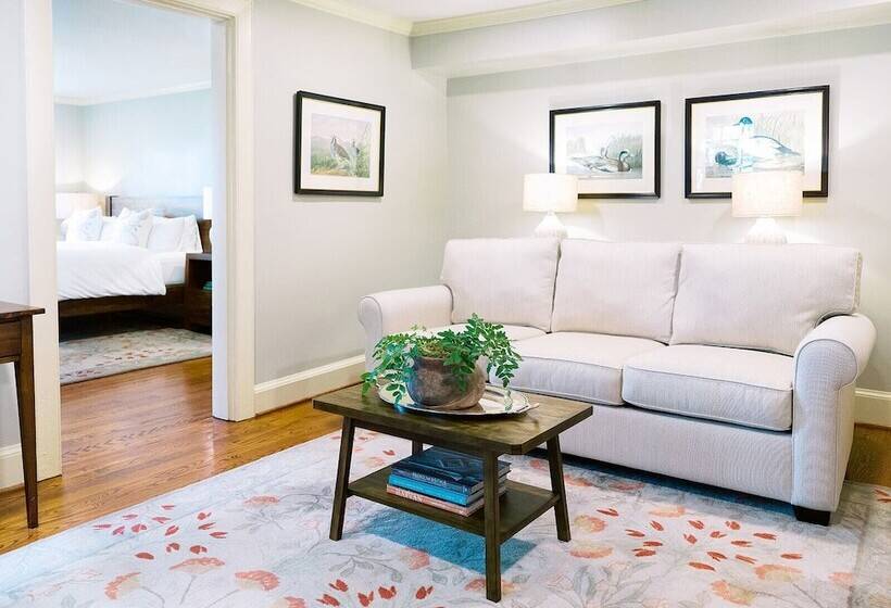 הוסטל The Red Fox Inn & Tavern