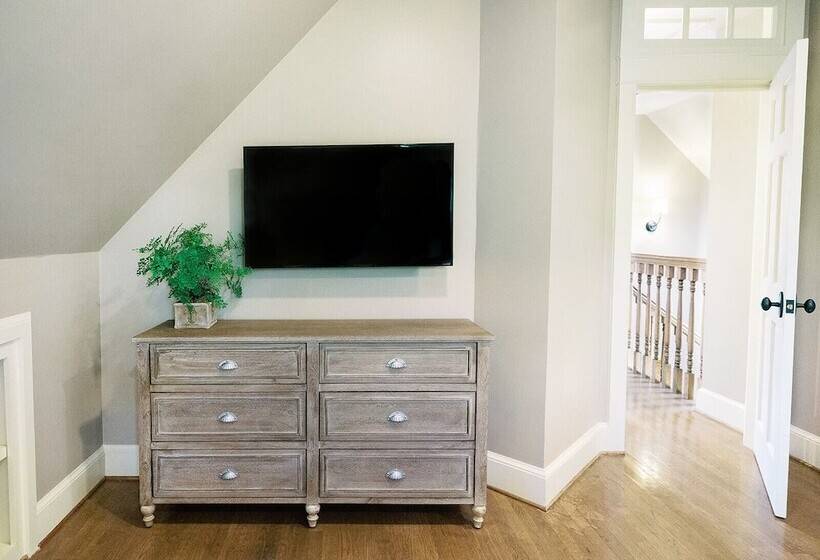 הוסטל The Red Fox Inn & Tavern