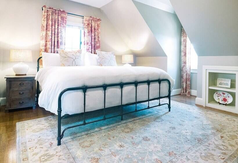 הוסטל The Red Fox Inn & Tavern