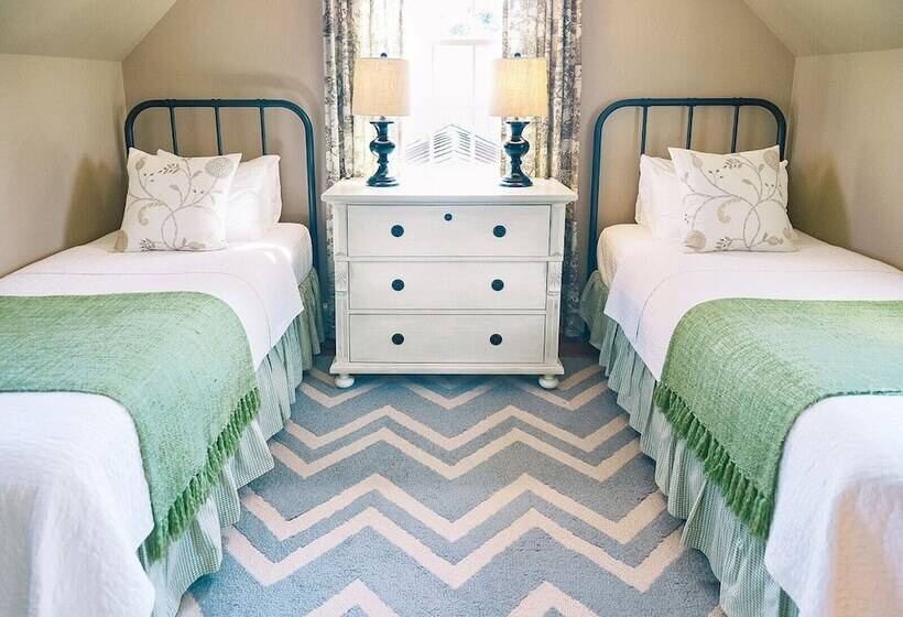 הוסטל The Red Fox Inn & Tavern