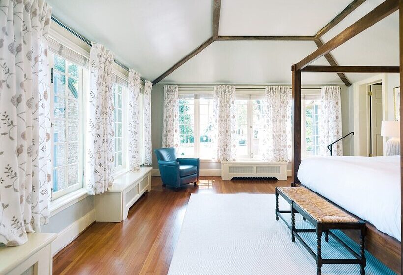 הוסטל The Red Fox Inn & Tavern