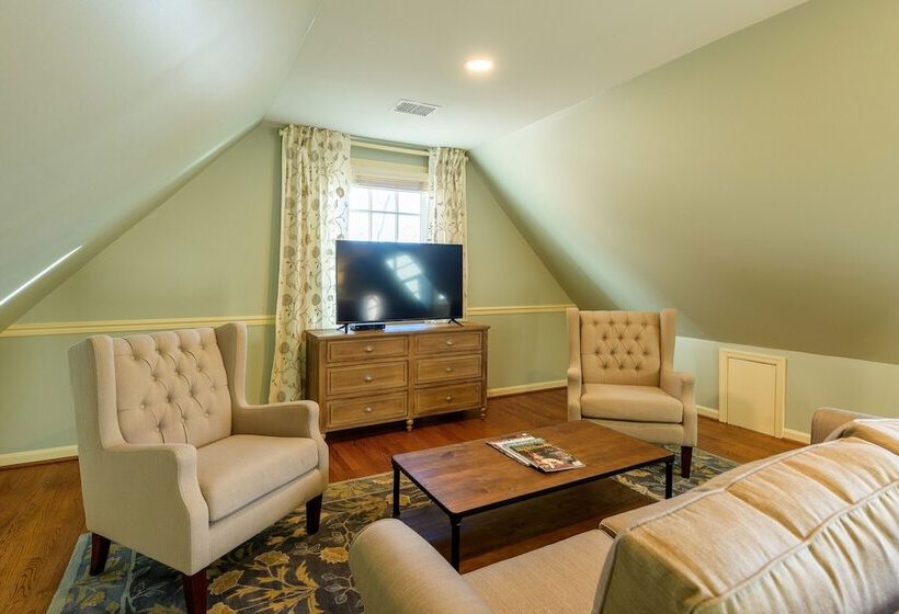 הוסטל The Red Fox Inn & Tavern