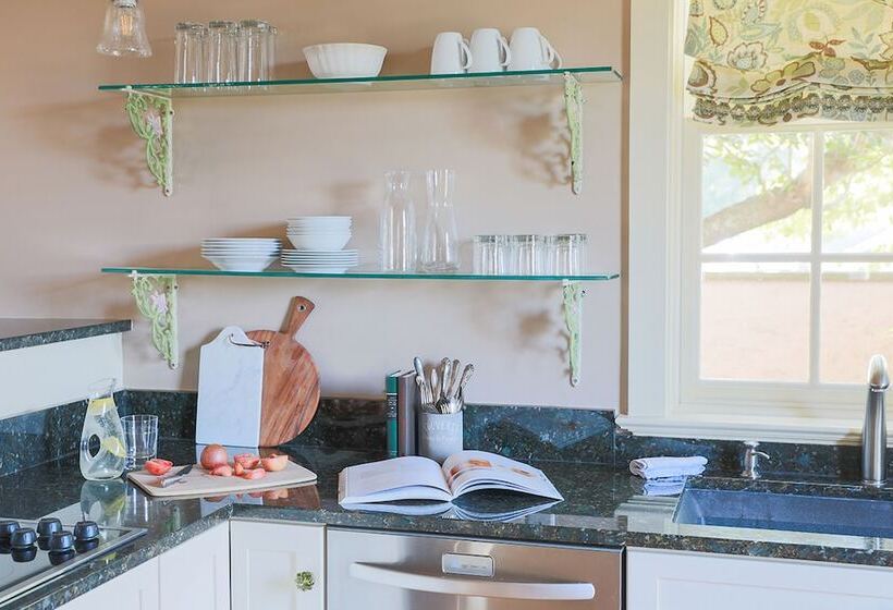 הוסטל The Red Fox Inn & Tavern