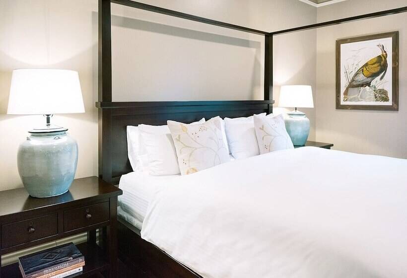 הוסטל The Red Fox Inn & Tavern