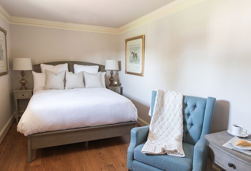 הוסטל The Red Fox Inn & Tavern