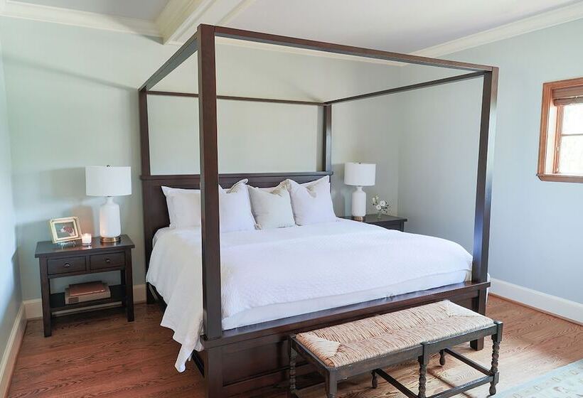 הוסטל The Red Fox Inn & Tavern