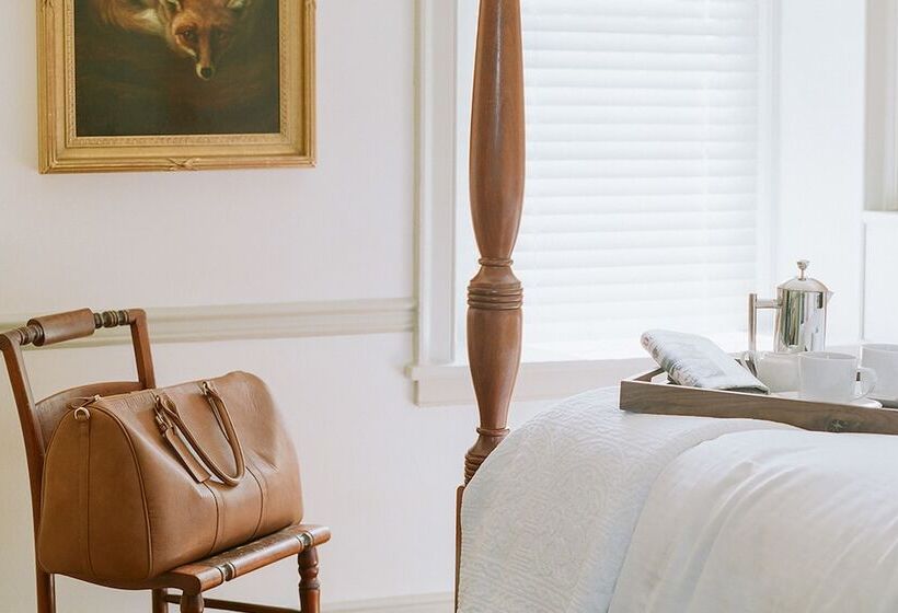 הוסטל The Red Fox Inn & Tavern