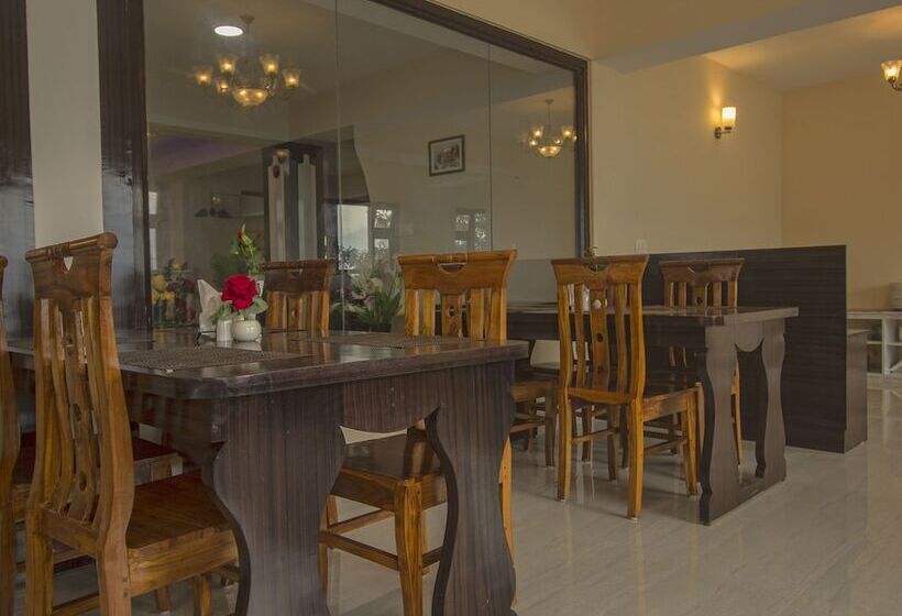 هتل Oyo 16637 Tiara Regency