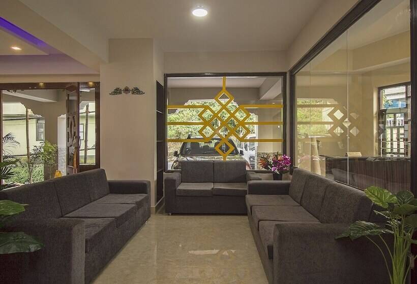 هتل Oyo 16637 Tiara Regency