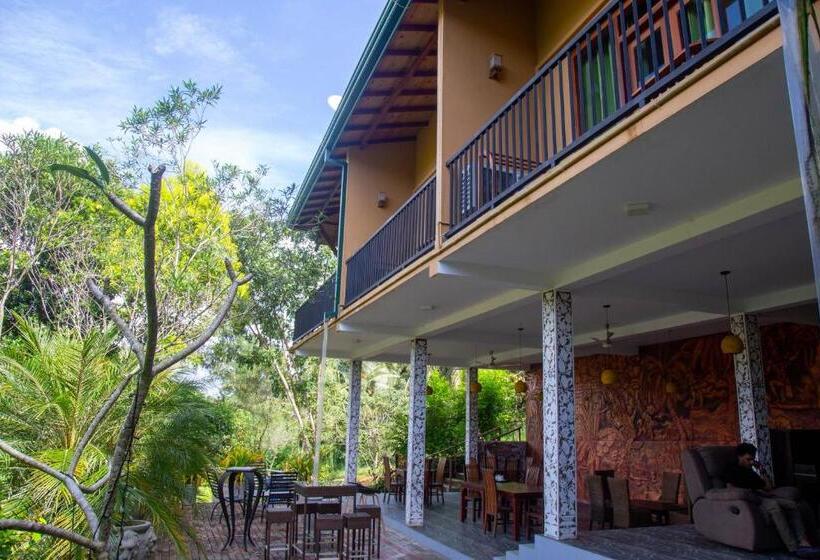 تختخواب و صبحانه Laluna Eco Resort Pvt Ltd