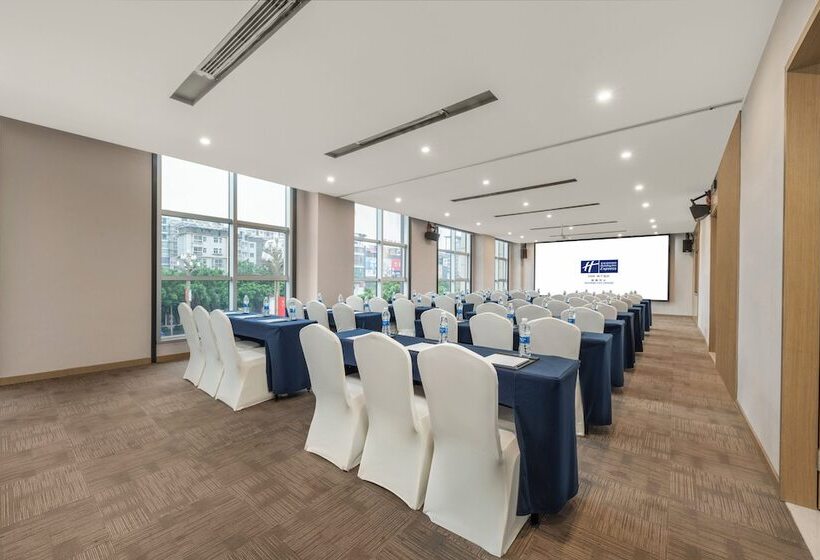 هتل Holiday Inn Express   Xichang City Center, An Ihg