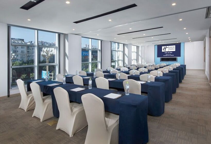 هتل Holiday Inn Express   Xichang City Center, An Ihg