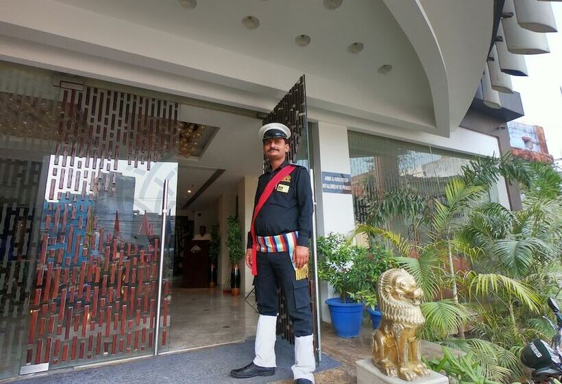 هتل The Royal Phular