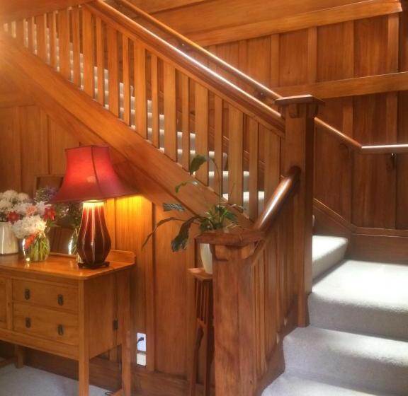تختخواب و صبحانه Annandale Manor