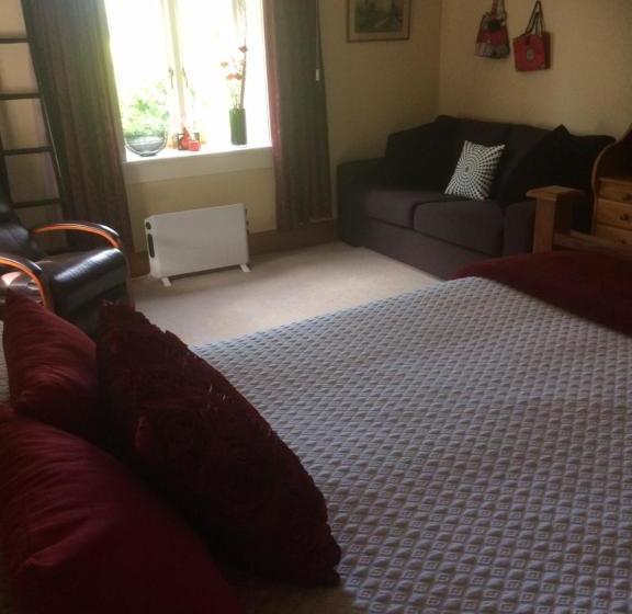 تختخواب و صبحانه Annandale Manor