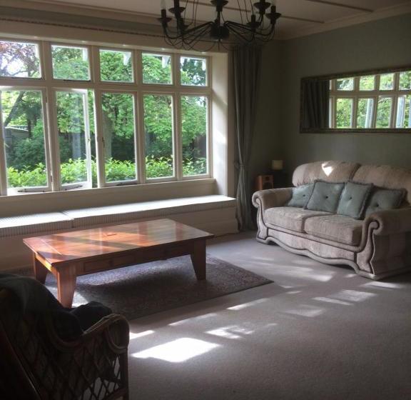 تختخواب و صبحانه Annandale Manor