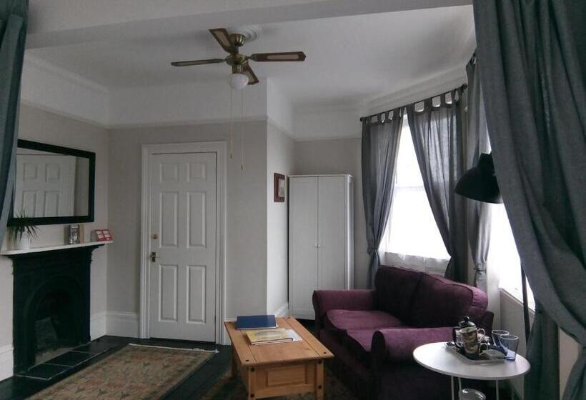 تختخواب و صبحانه Rosslyn Court