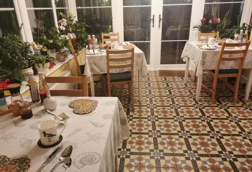 تختخواب و صبحانه Rosslyn Court