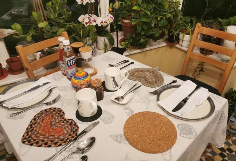 تختخواب و صبحانه Rosslyn Court