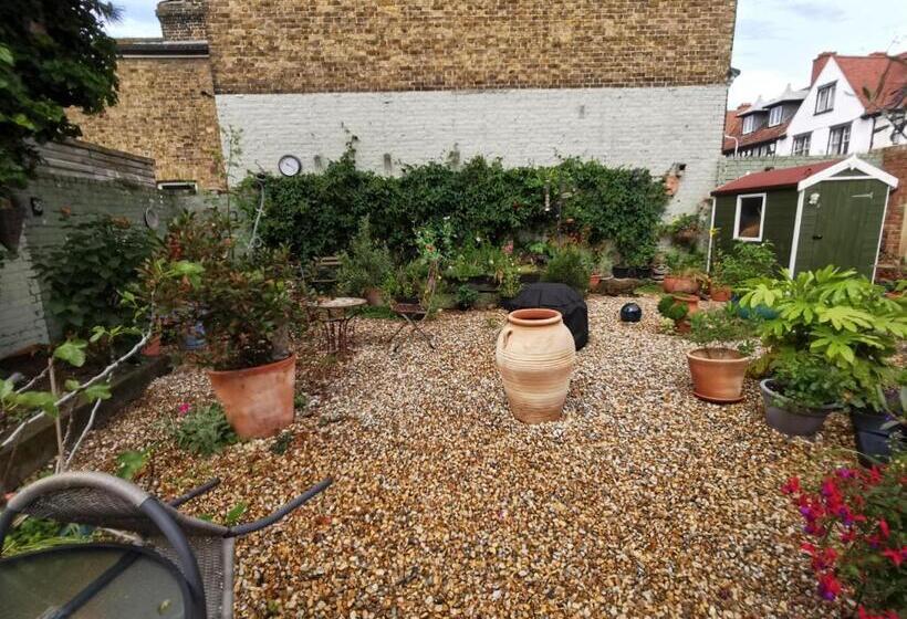 تختخواب و صبحانه Rosslyn Court