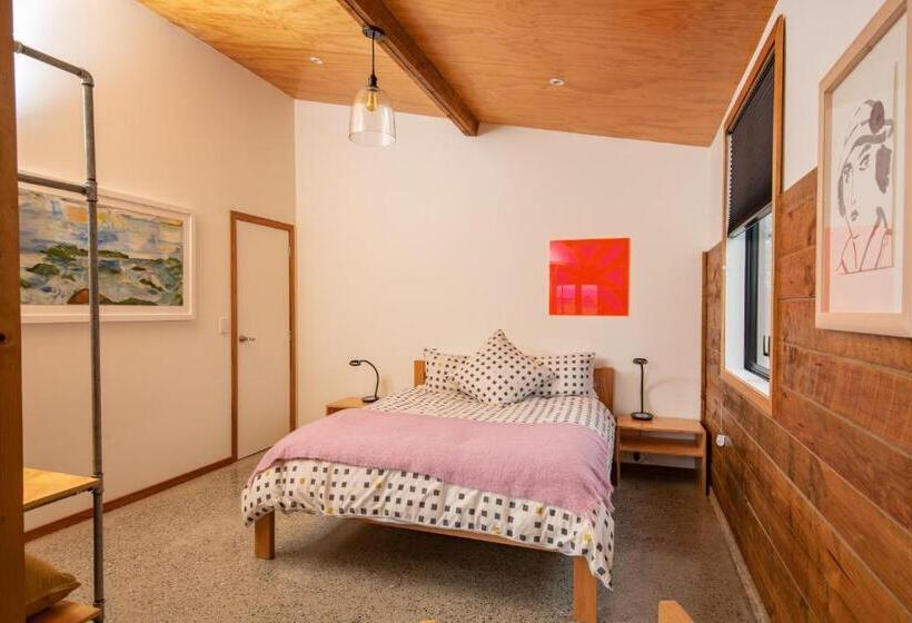 تختخواب و صبحانه River Road Retreat