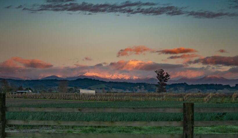 تختخواب و صبحانه River Road Retreat