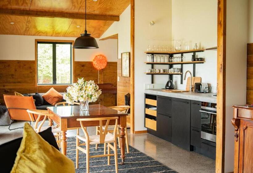 تختخواب و صبحانه River Road Retreat