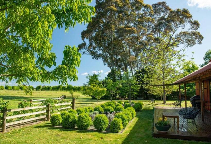 تختخواب و صبحانه River Road Retreat