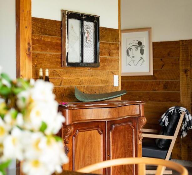 تختخواب و صبحانه River Road Retreat