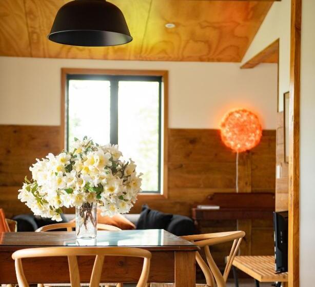 تختخواب و صبحانه River Road Retreat