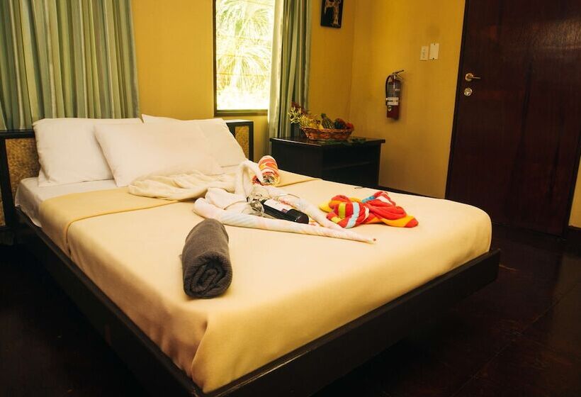 هتل Overbridge River Resort