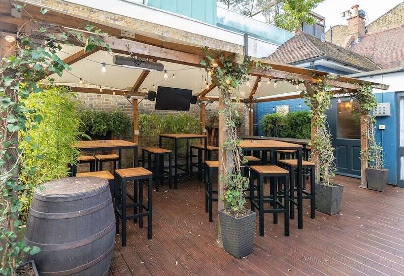 הוסטל The Bridge Pub & Rooms
