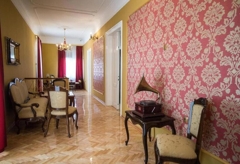 تختخواب و صبحانه Center Deluxe Garni