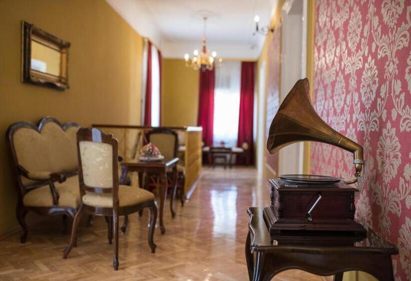 تختخواب و صبحانه Center Deluxe Garni