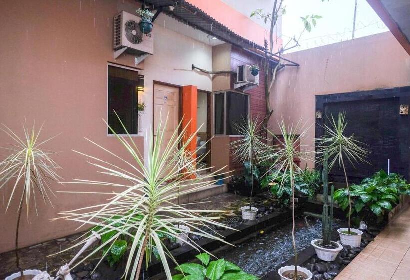 پانسیون Reddoorz Near Jalan Wolter Monginsidi Manado