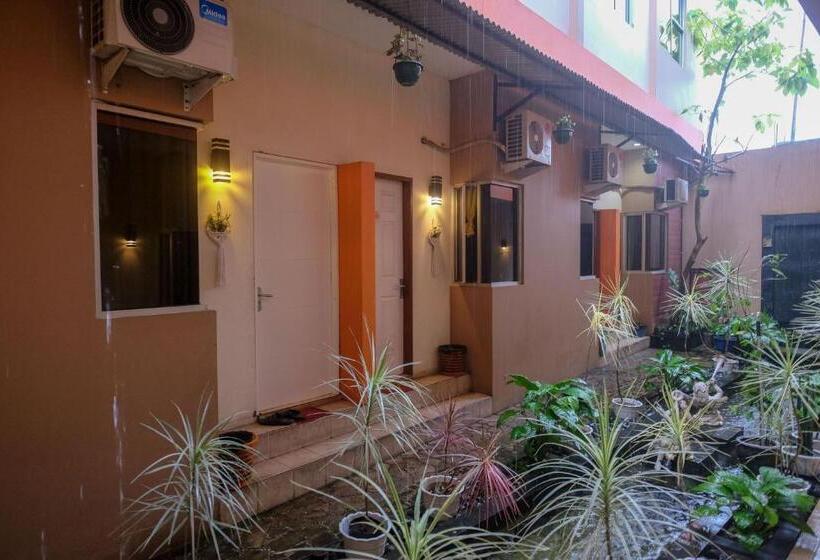 پانسیون Reddoorz Near Jalan Wolter Monginsidi Manado