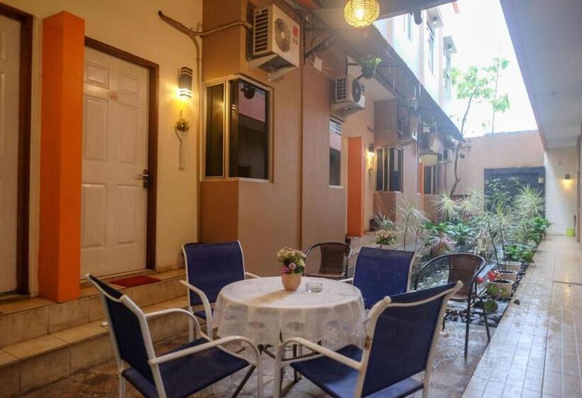 پانسیون Reddoorz Near Jalan Wolter Monginsidi Manado