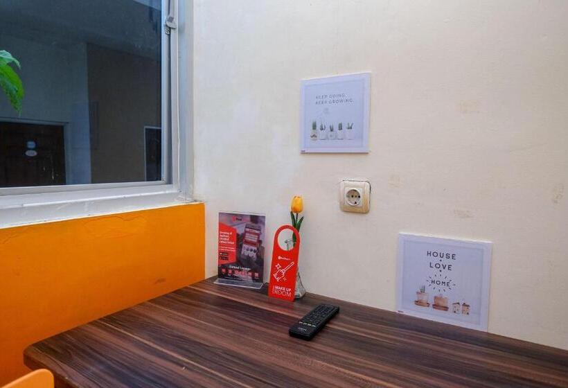 پانسیون Reddoorz Near Jalan Wolter Monginsidi Manado