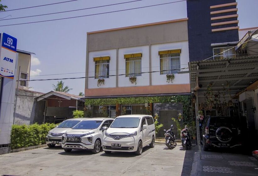 پانسیون Reddoorz Near Jalan Wolter Monginsidi Manado