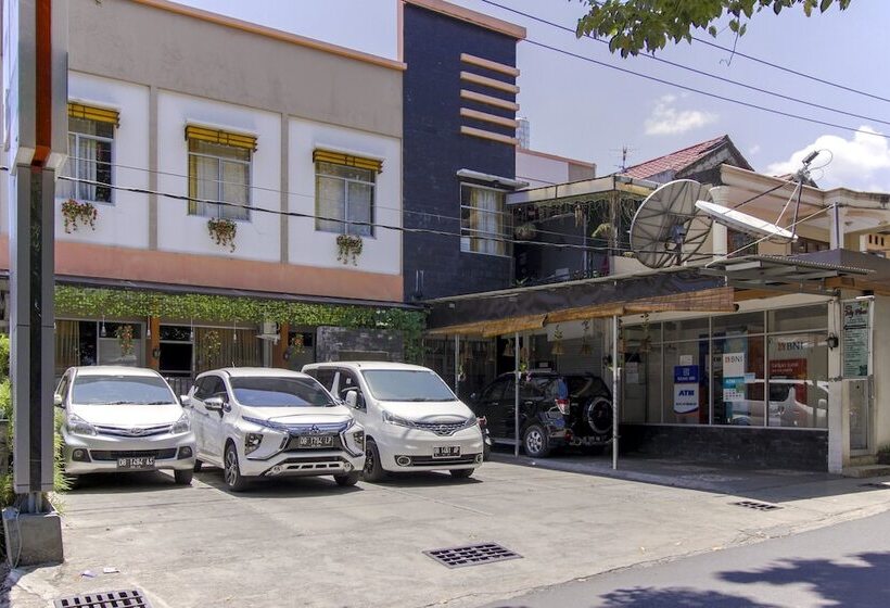 پانسیون Reddoorz Near Jalan Wolter Monginsidi Manado