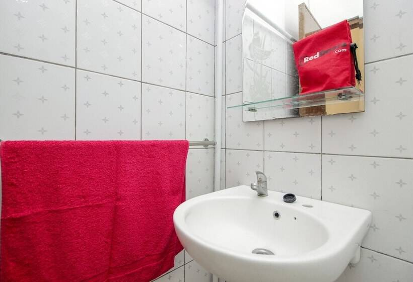 پانسیون Reddoorz Near Jalan Wolter Monginsidi Manado
