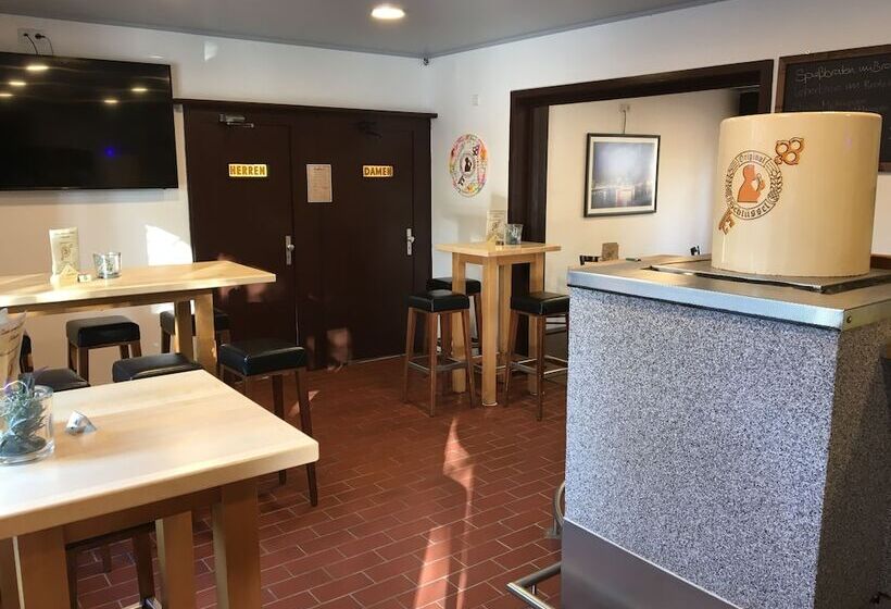 تختخواب و صبحانه Zum Armen Mann