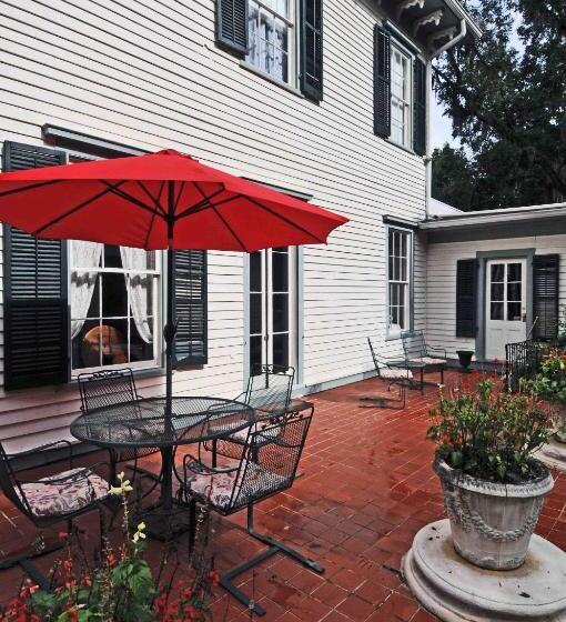 مبيت وإفطار 1872 Denham Inn