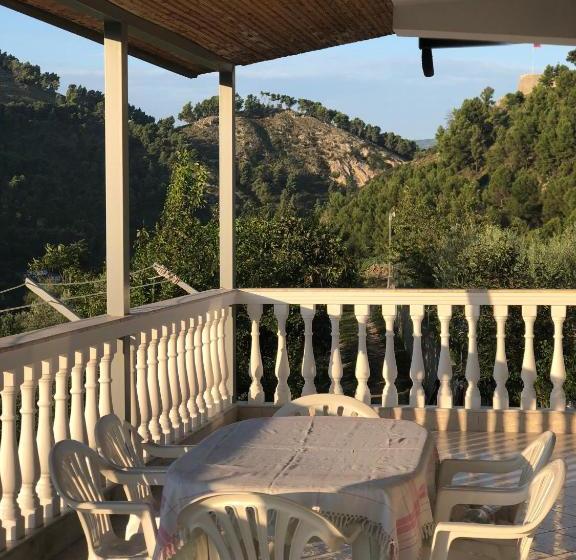 تختخواب و صبحانه Guest House Xhuljon