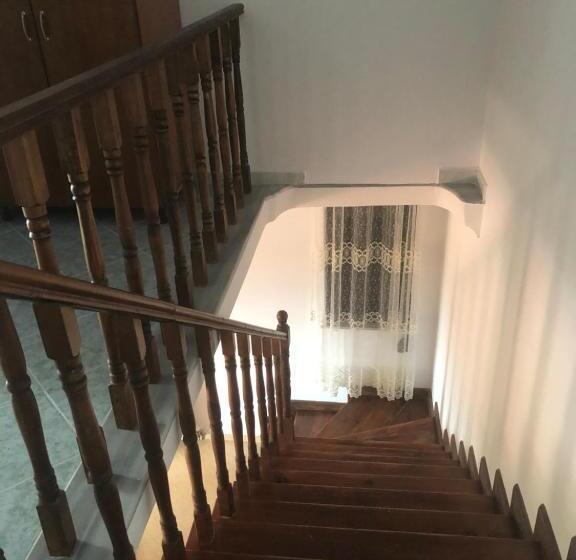 تختخواب و صبحانه Guest House Xhuljon