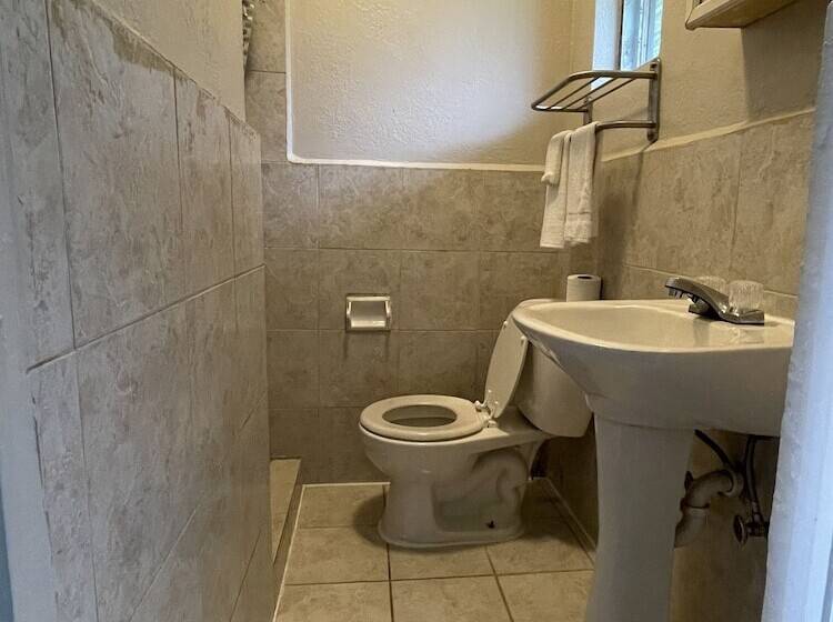 فندق على الطريق Economy Inn